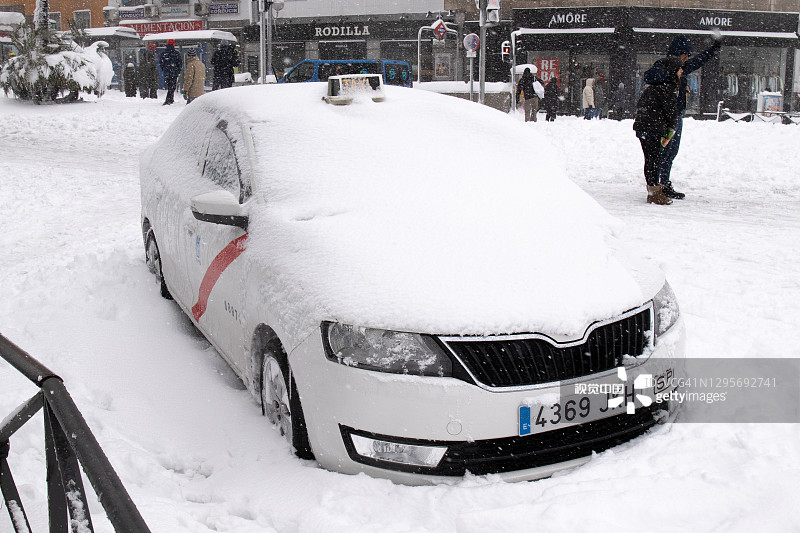 一辆出租车被困在了雪中因为菲洛梅娜风暴。道路被雪覆盖，汽车无法通行图片素材