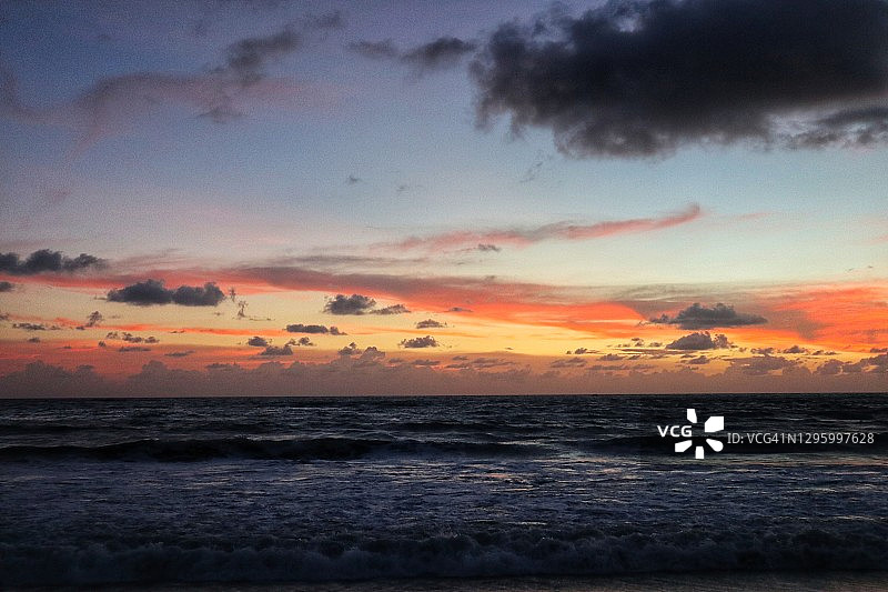 美丽的日落在贝拉瓦海滩图片素材