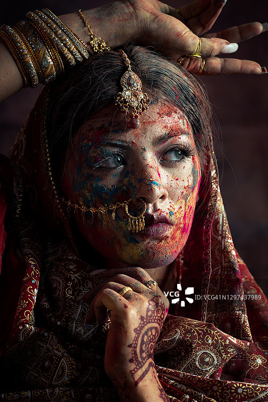 胡里节期间，彩色脸的印度妇女的肖像图片素材