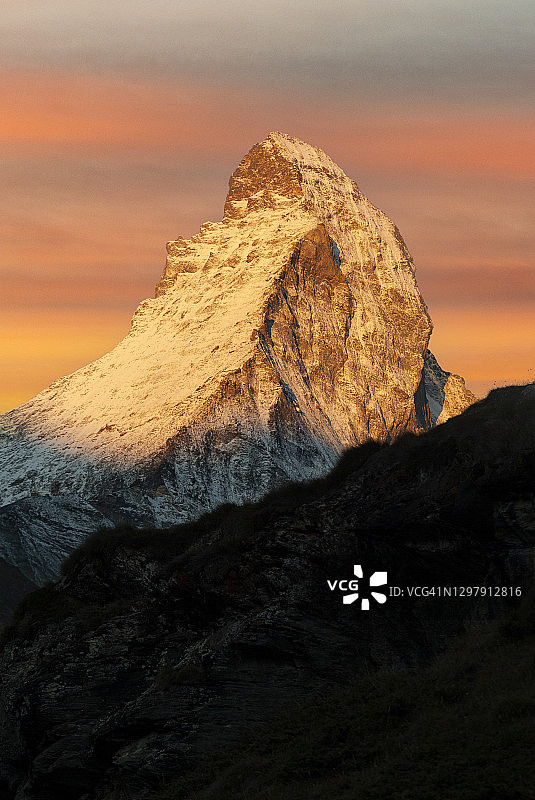 瑞士策马特，日出时的马特洪峰图片素材