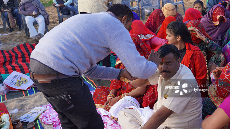 一名印度男子在额头上标记红色Tilak或Tika，向家人致以最美好的祝愿。图片素材