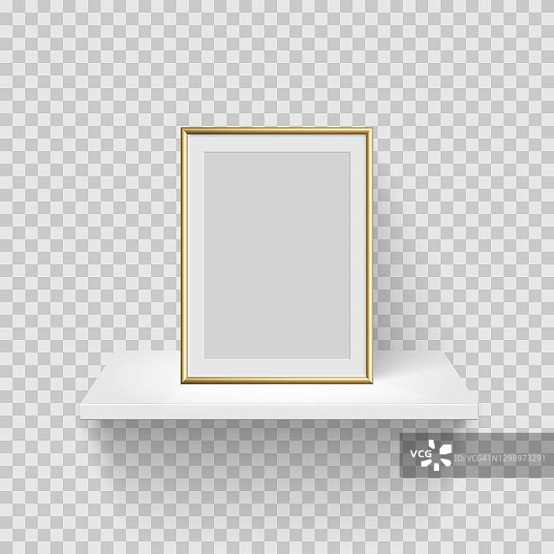 在白色架子上的金色垂直画框。图画、绘画、卡片或照片的空白空间。3d现实现代模板矢量插图。简单的办公对象在透明的背景图片素材