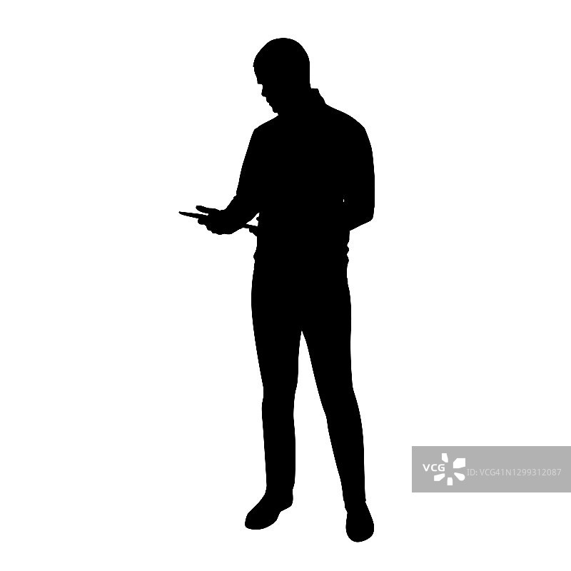 年轻的高个子男子站在那里，手里拿着一块平板，矢量剪影图片素材