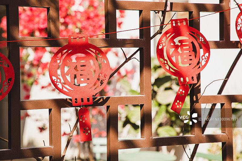 春节的纸工艺品装饰品挂在前院或后院图片素材