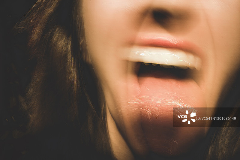 坦率的女人伸出舌头模糊的运动图片素材