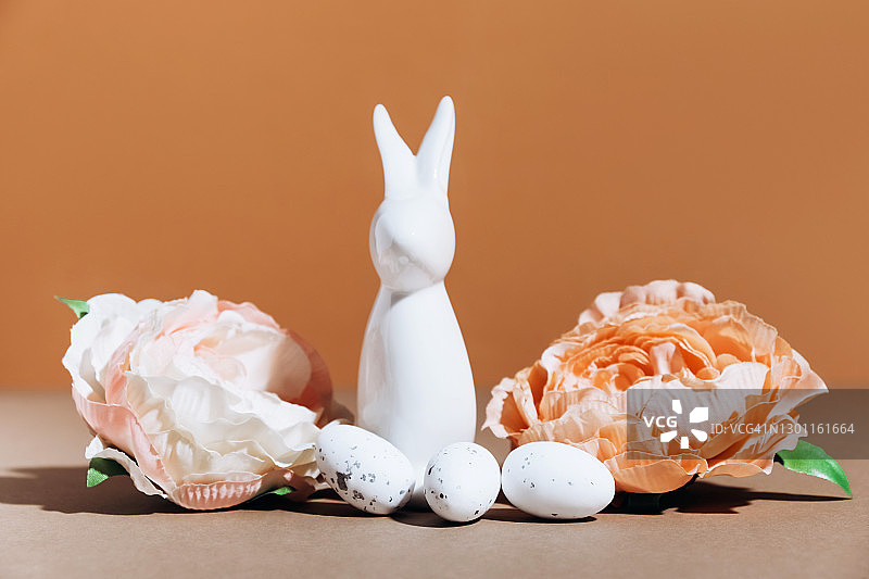 美丽的大桃花，白色的复活节兔子和彩蛋图片素材