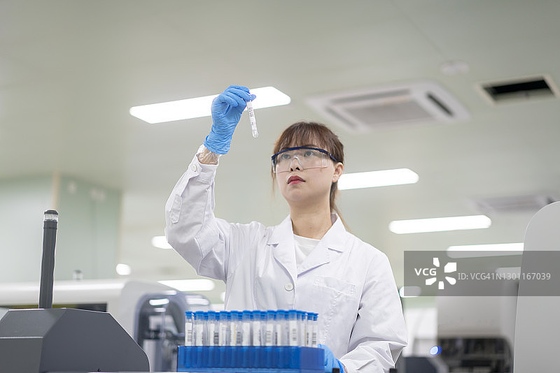 一个亚洲女医生在实验室工作图片素材