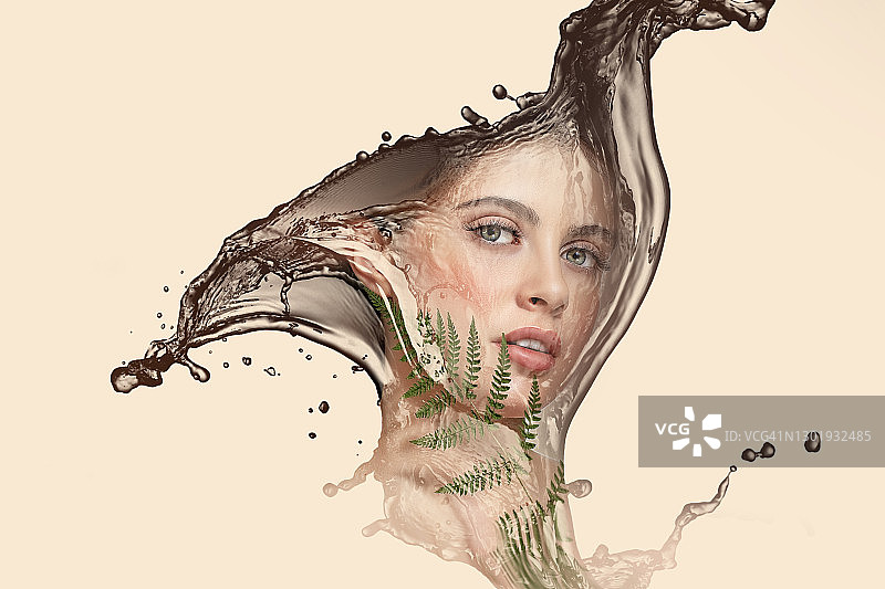 一个美丽的黑发女孩的倒影在水花在米色的背景。图片素材