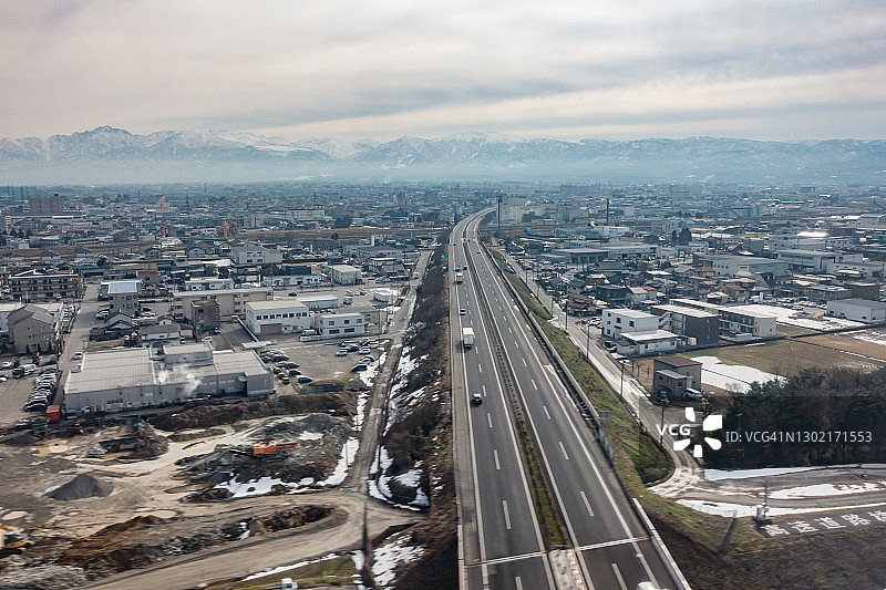 从飞机上俯瞰日本富山县的富山山和富山市图片素材