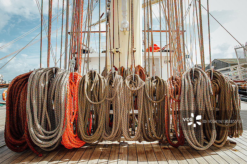 在一艘大帆船的桅杆底部的一卷绳子。图片素材