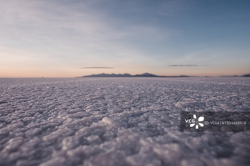 乌尤尼盐沼日出时的风景照片图片素材
