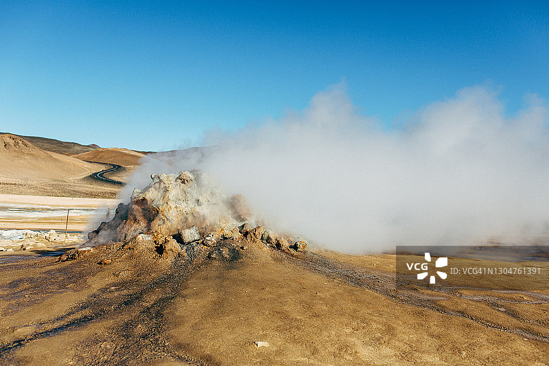 冰岛北部Hverir地热地点的地热蒸汽喷口图片素材