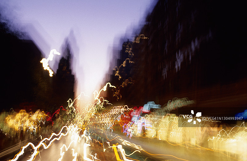 纽约曼哈顿第五大道夜晚的车灯图片素材
