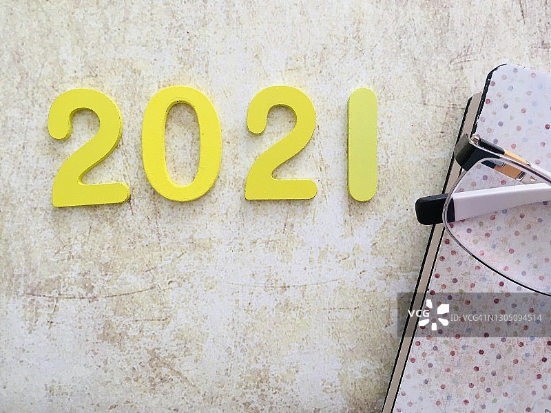 俯瞰2021年的数字，笔记本和眼镜图片素材