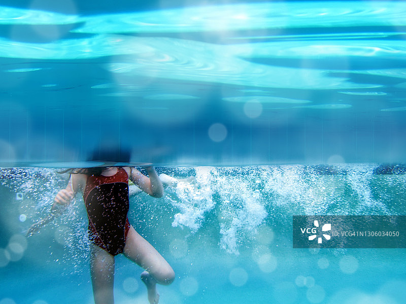 水下的快乐小女孩游泳在游泳池图片素材