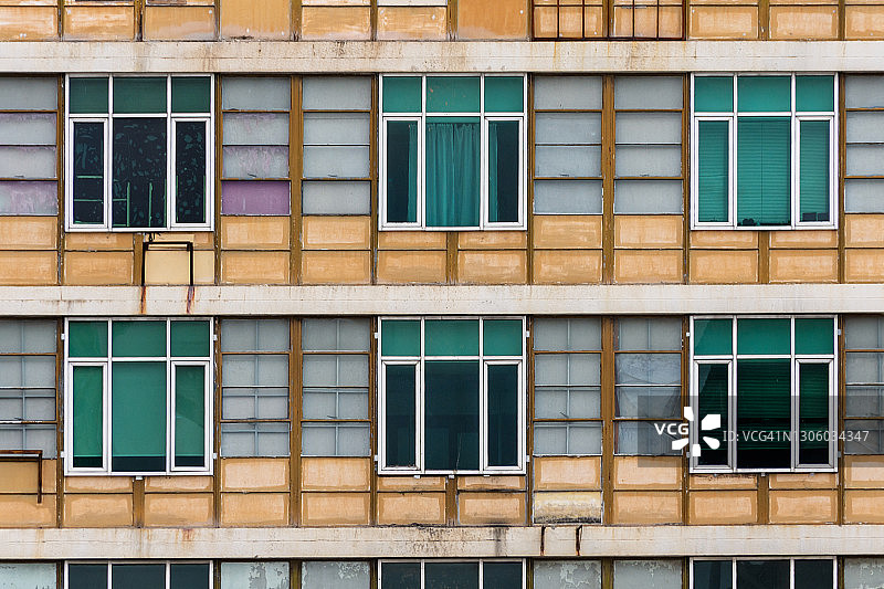 彩色老风化建筑重复窗户图片素材