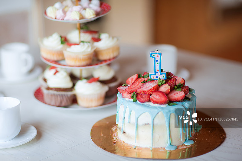 节日餐桌照片上的草莓和蛋白霜纸杯蛋糕图片素材