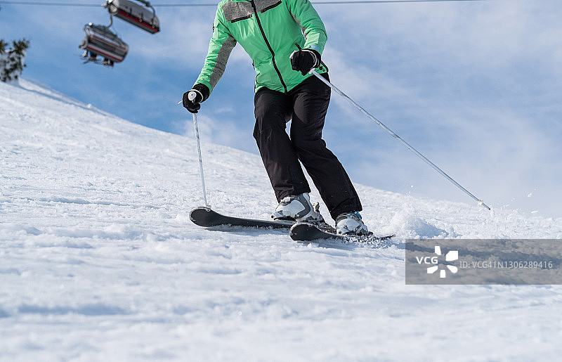 在滑雪坡道上的一位面目全非的女性滑雪者图片素材