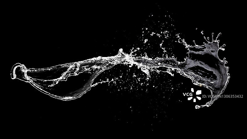 液体(水)在黑色背景上产生飞溅和水滴的震动。图片素材