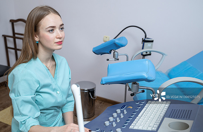 一名妇产科医生使用医疗设备进行超声波检查。图片素材