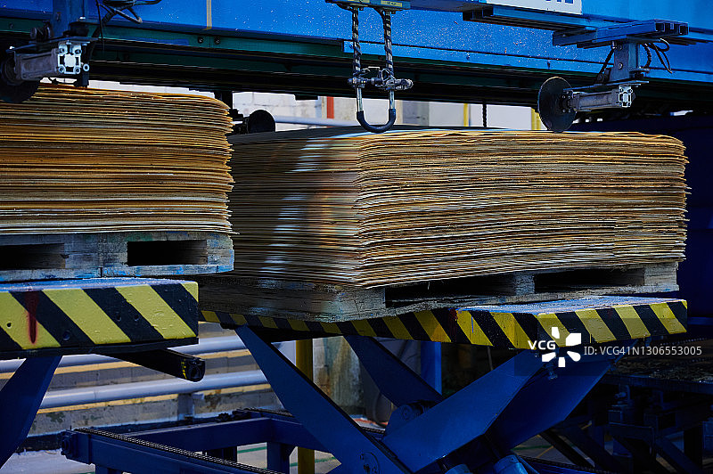 单板包装是在工厂生产线加工过程中，由木工工艺链组成的图片素材
