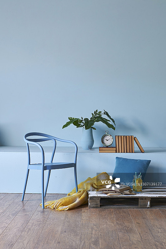 现代家居室内客厅蓝墙木地板和沙发图片素材