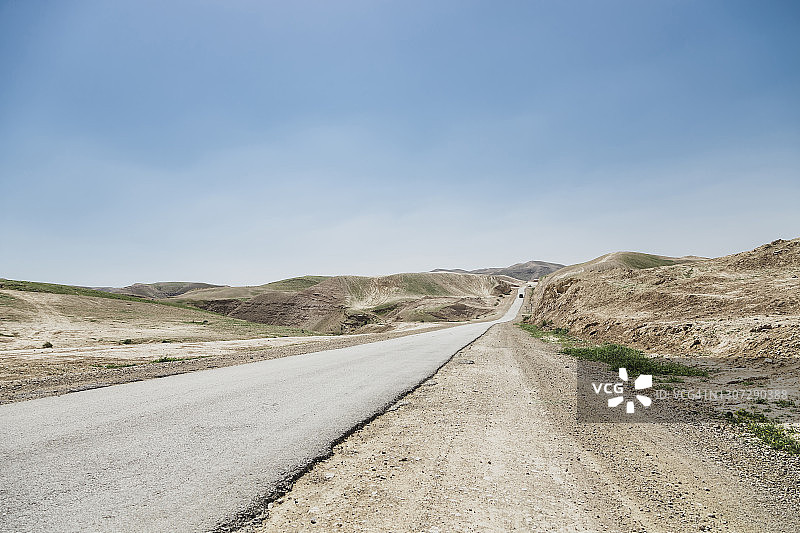 穿越犹太沙漠的沙漠之路图片素材