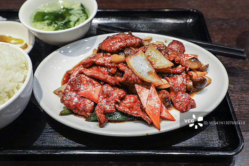 Sautéed黑胡椒牛肉，午餐在滨松町的一家Chuka餐厅供应图片素材