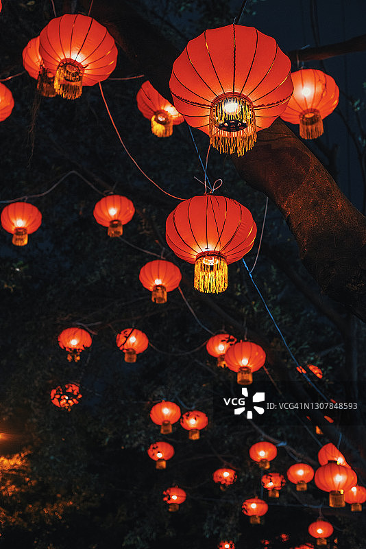 红色的中国灯笼在晚上被点亮图片素材