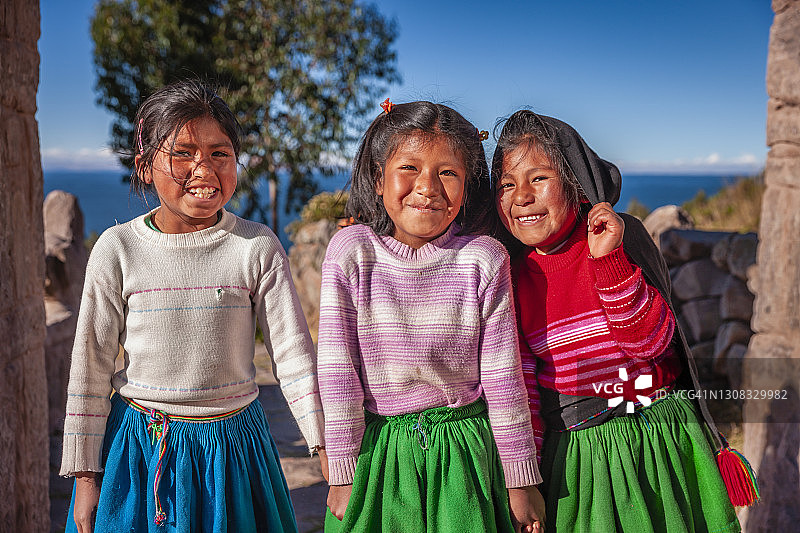 秘鲁喀喀湖塔基利岛的秘鲁小女孩们图片素材