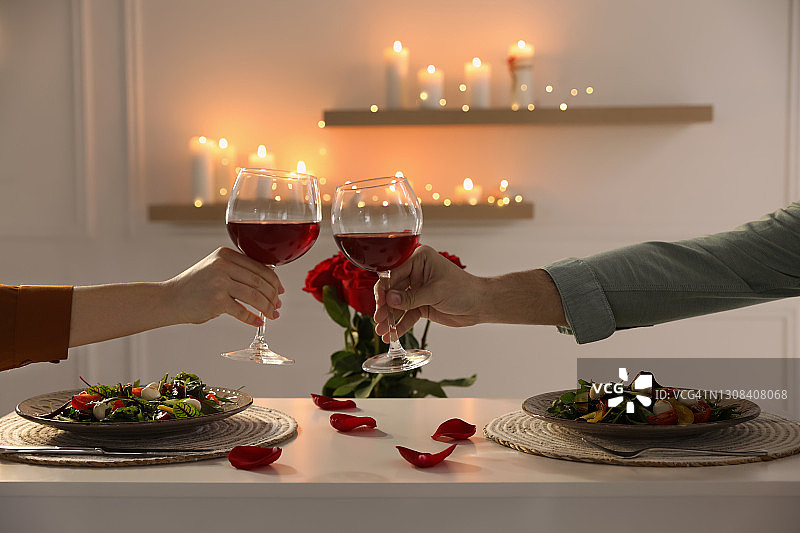 夫妻在家里吃浪漫晚餐，特写图片素材