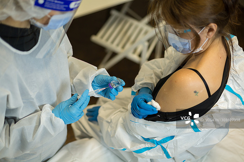 女性护士正在接种COVID - 19疫苗图片素材