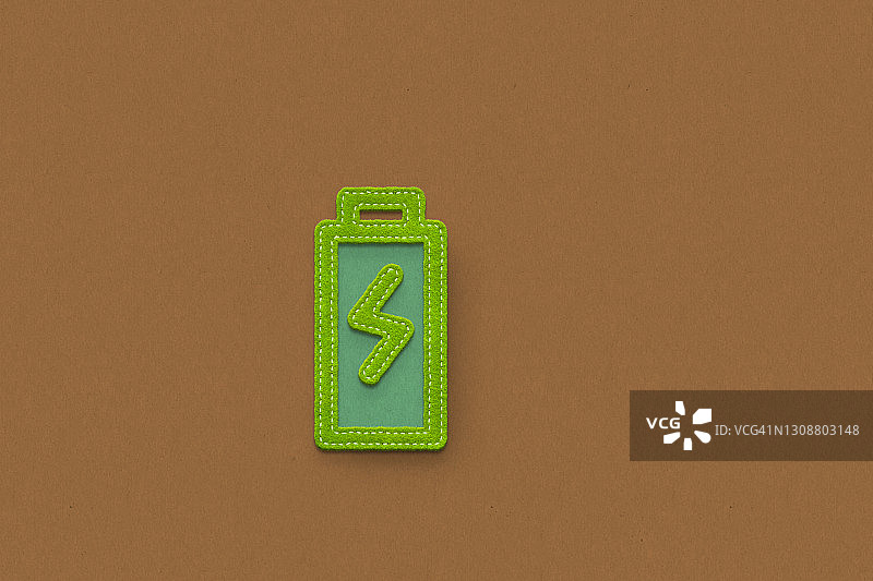 用牛皮纸为绿色电池充电图片素材