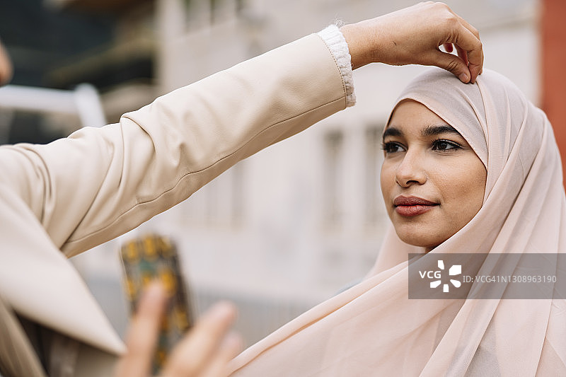 戴传统面纱的阿拉伯妇女。图片素材
