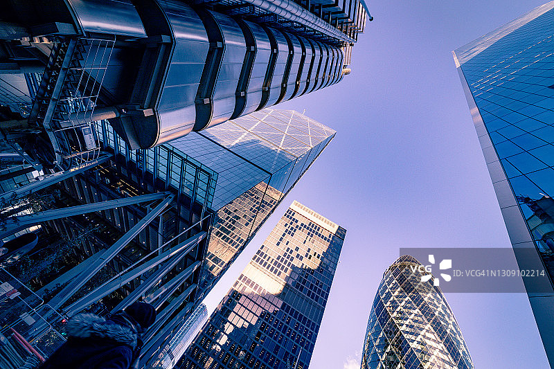 直接仰望天际的金融区在伦敦中心，英国-创意股票形象图片素材