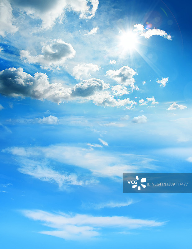 蓝天中白云和灿烂的太阳图片素材