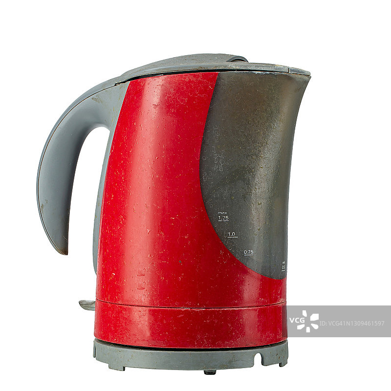 肮脏的红色电热水壶孤立在白色背景上。小厨房电器。图片素材