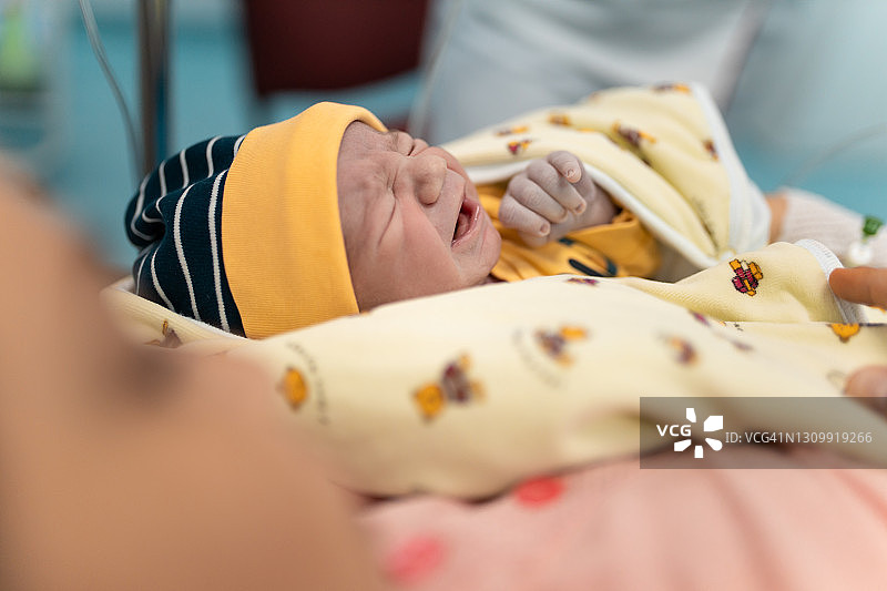 母亲和分娩后的新生儿图片素材