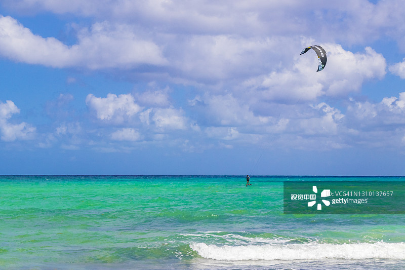 水上运动，如风筝、冲浪、风筝、滑水板、墨西哥卡门海滩。图片素材