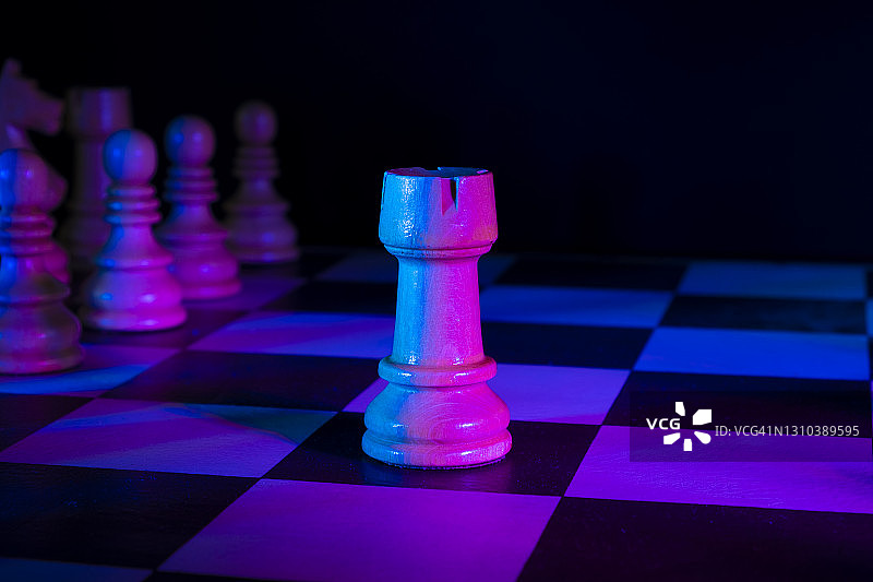 棋子，棋盘上的棋子。暗的背景图片素材