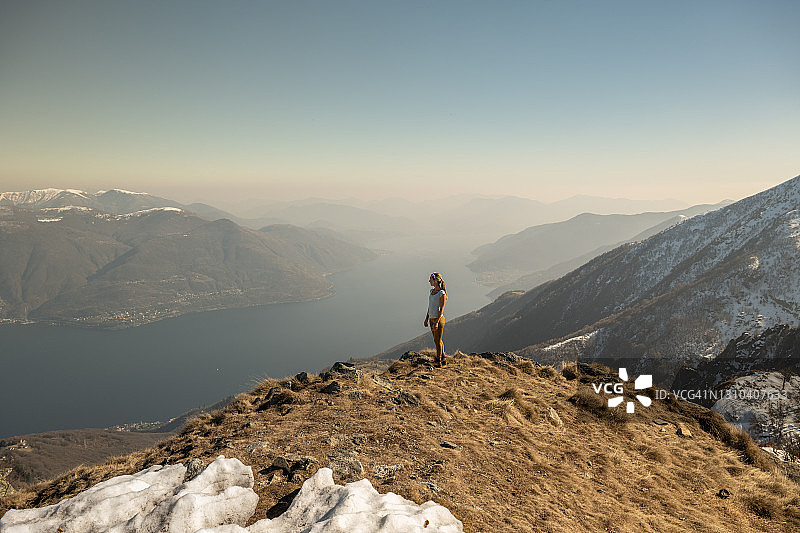 山顶上的女徒步旅行者凝视着风景图片素材