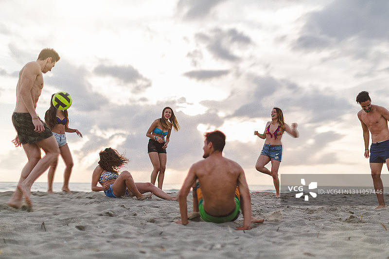 暑假与朋友:走出流行的海滩聚会在日落图片素材