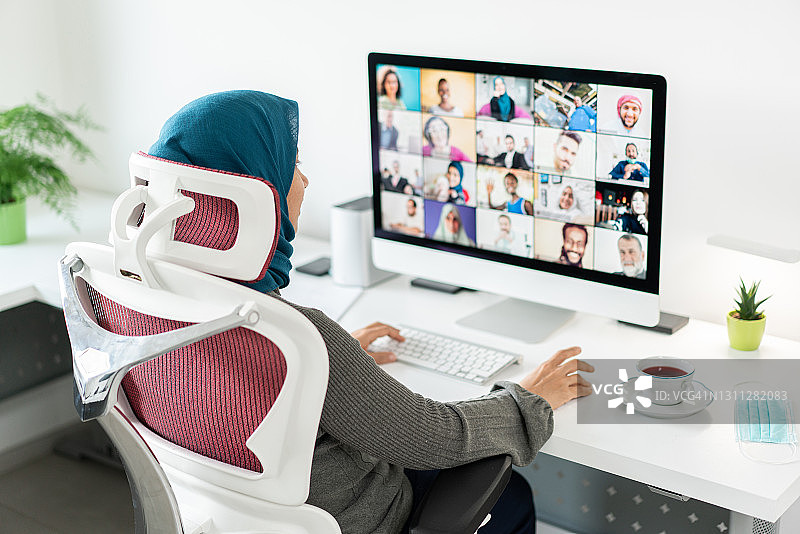 中东妇女在电脑上召开视频会议图片素材
