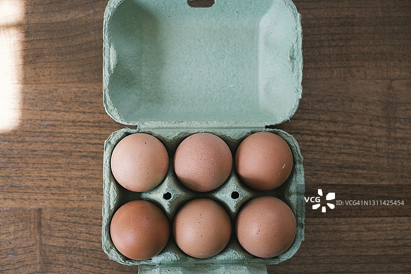 6个鸡蛋装在一盒鸡蛋里。本空间图片素材