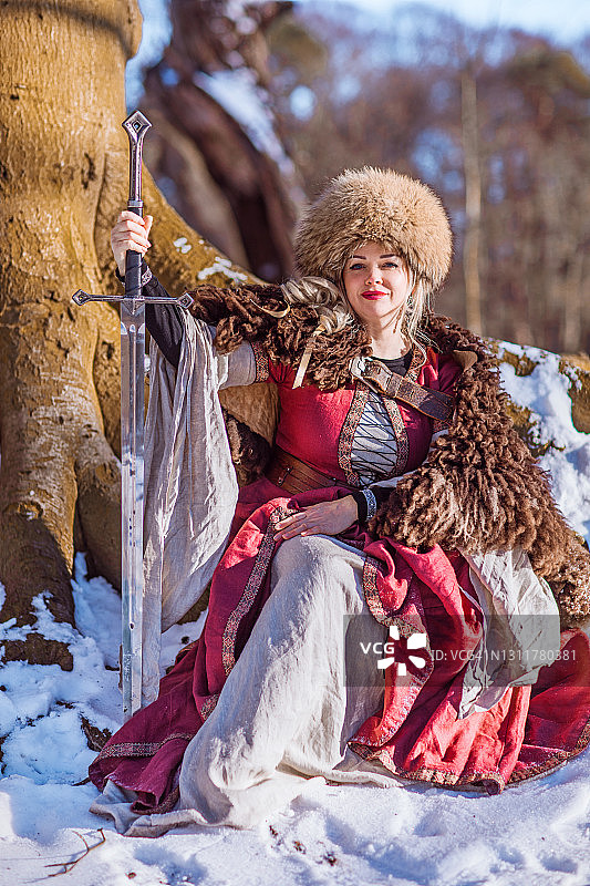 历史上的俄罗斯女王穿着传统服装在户外图片素材
