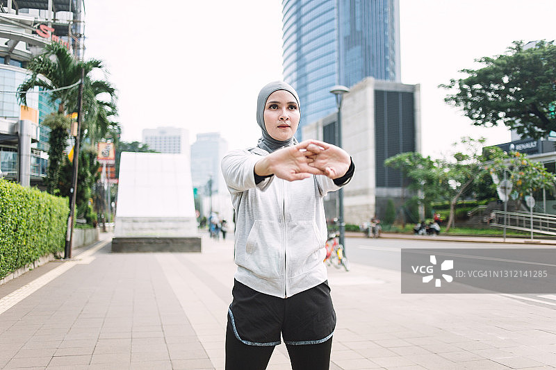 印尼女运动员做伸展运动图片素材