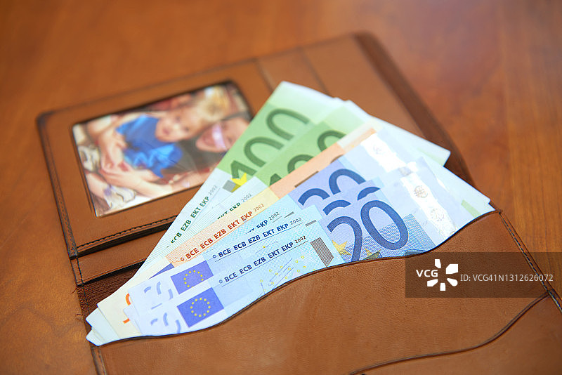 钱包里的欧元钞票图片素材