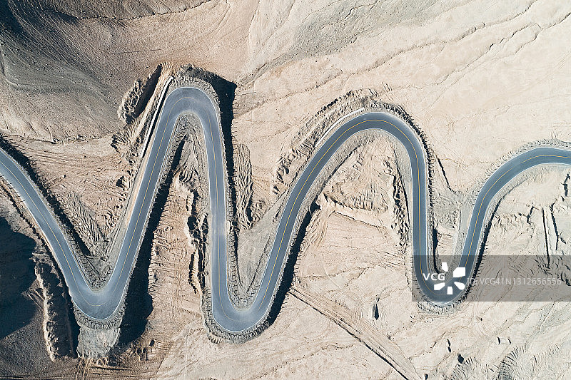 鸟瞰连接塔什库尔克塔吉克自治县和瓦查乡的弯道山路图片素材