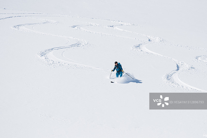 女野外滑雪者滑雪冰川雪坡图片素材
