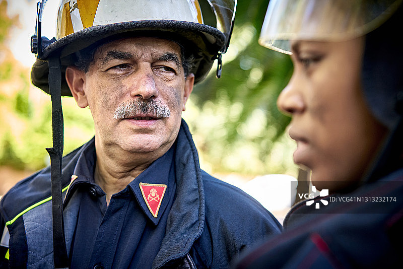 30多岁和60多岁的男女消防员图片素材